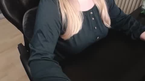 Elly online show from October 2025 09:37:01 PM