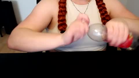 Snapshot of elly_petite chatting on June 2026 12:07:02 PM Elly online show from June 2026 12:07:02 PM