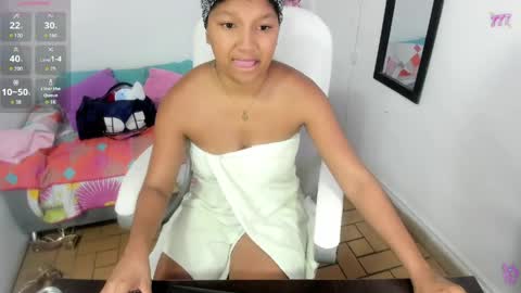 Snapshot of elly_willis chatting on April 2026 09:17:01 PM Elly online show from April 2026 09:17:01 PM