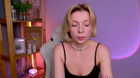 Elly online show from November 2025 03:21:02 AM