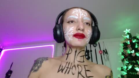 Snapshot of eloise_brown_ chatting on December 2024 12:23:01 AM Chelsea Please help me to reach 100 thumbs up online show from December 2024 12:23:01 AM