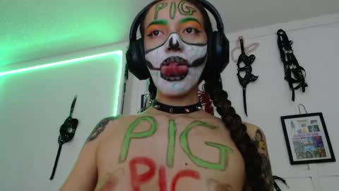 Snapshot of eloise_brown_ chatting on January 2025 01:39:01 AM Chelsea Please help me to reach 100 thumbs up online show from January 2025 01:39:01 AM