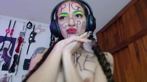 Snapshot of eloise_brown_ chatting on February 2025 11:03:02 PM Chelsea Please help me to reach 100 thumbs up online show from February 2025 11:03:02 PM