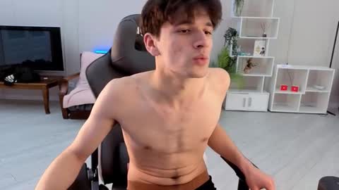 Snapshot of elvano_et chatting on September 2025 08:08:01 AM Elvano online show from September 2025 08:08:01 AM