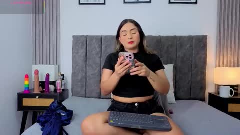 Ema online show from November 2025 10:14:02 PM