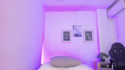 emelie_89 online show from December 2024 03:21:02 PM