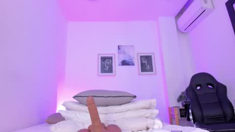 emelie_89 online show from February 2025 02:43:01 PM