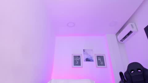 emelie_89 online show from March 2025 06:23:02 PM
