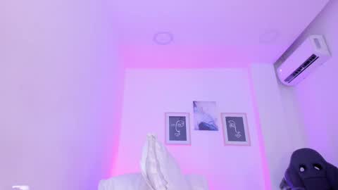 emelie_89 online show from March 2025 03:24:01 PM