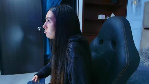 Snapshot of emelie_ch_ chatting on December 2024 12:32:02 AM Emily  online show from December 2024 12:32:02 AM