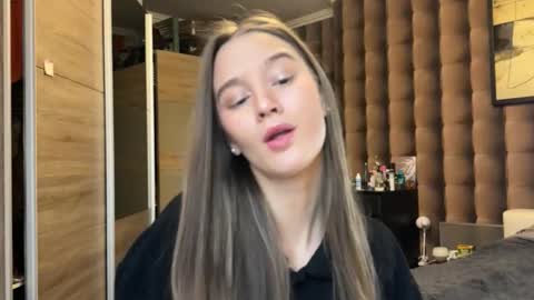 emi__ly online show from November 2025 06:26:02 AM