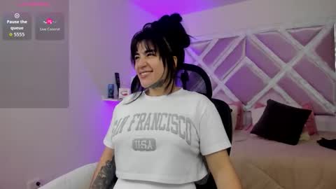 emilayton_ online show from October 2025 07:14:02 PM