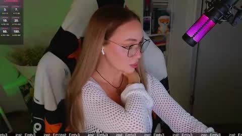 Emili online show from November 2025 01:11:02 PM