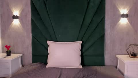 Emilie online show from April 2026 01:49:01 PM