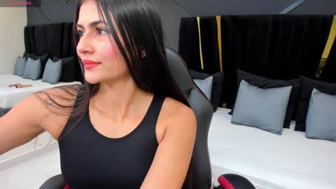 Emillie online show from December 2024 05:00:01 PM