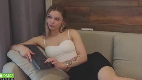 Snapshot of emilielong chatting on June 2026 06:05:02 AM emilielong online show from June 2026 06:05:02 AM