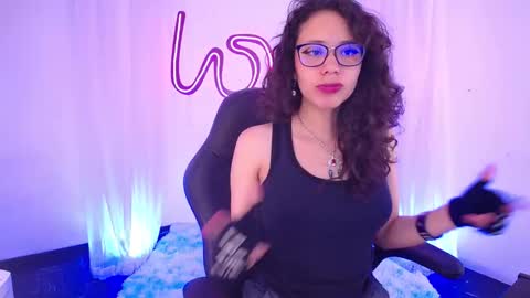 Emili Russo online show from November 2025 07:47:02 PM