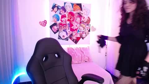 Emili Russo online show from November 2025 08:22:01 PM