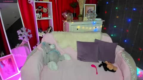 Snapshot of emiliyaqueen chatting on December 2024 04:12:01 AM Emiliya online show from December 2024 04:12:01 AM