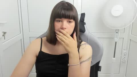 Snapshot of emilli_moon chatting on May 2026 06:10:01 AM Emmi online show from May 2026 06:10:01 AM