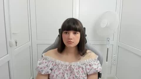 Snapshot of emilli_moon chatting on June 2026 06:15:02 AM Emmi online show from June 2026 06:15:02 AM