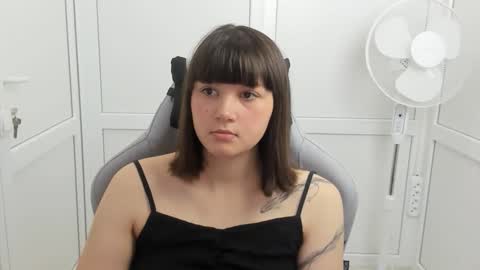 Snapshot of emilli_moon chatting on June 2026 06:05:02 AM Emmi online show from June 2026 06:05:02 AM