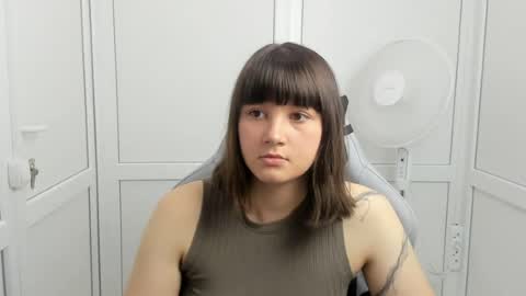 Snapshot of emilli_moon chatting on June 2026 01:06:02 PM Emmi online show from June 2026 01:06:02 PM