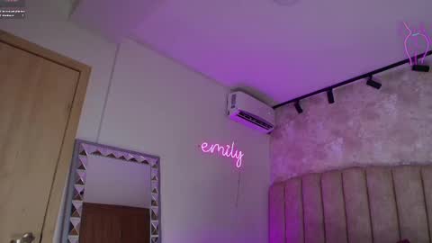 Snapshot of emily_____ chatting on February 2025 02:12:02 AM emily valentina online show from February 2025 02:12:02 AM