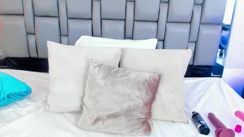 Emi  online show from February 2025 05:03:02 PM