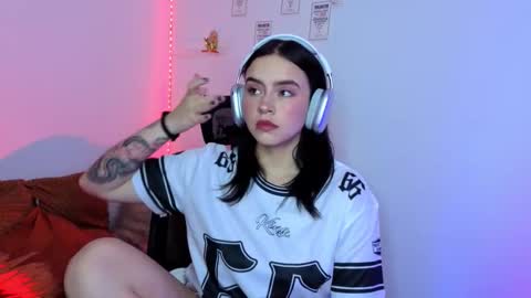 Emily Lindey online show from February 2026 04:17:01 AM