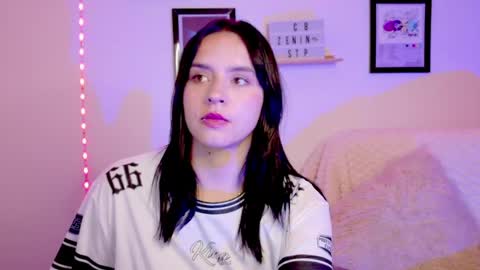 Snapshot of emily_lindey_ chatting on June 2026 05:28:01 AM Emily Lindey online show from June 2026 05:28:01 AM