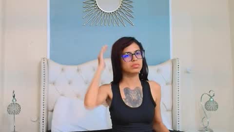 Snapshot of emily_loperaa chatting on November 2025 01:04:02 AM Emily online show from November 2025 01:04:02 AM