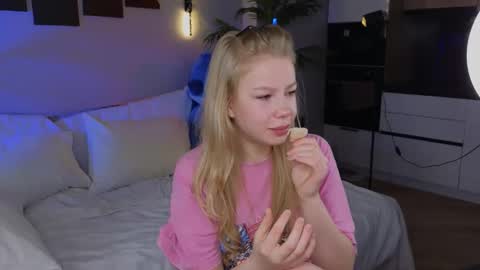 Snapshot of emily_shepard chatting on April 2026 02:25:02 AM emily shepard online show from April 2026 02:25:02 AM