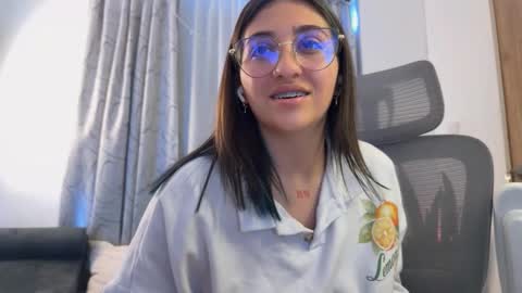 Snapshot of emily_smith29 chatting on February 2025 06:01:02 PM emi online show from February 2025 06:01:02 PM
