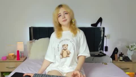 Snapshot of emilyangels chatting on November 2025 07:53:01 AM Baby Emelli online show from November 2025 07:53:01 AM