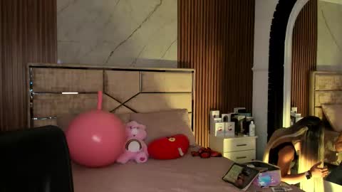 Emily Hendrix online show from September 2025 07:57:02 PM