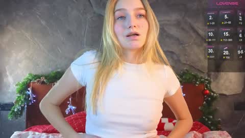 Snapshot of emilyhewell chatting on January 2025 02:50:02 PM Emi online show from January 2025 02:50:02 PM