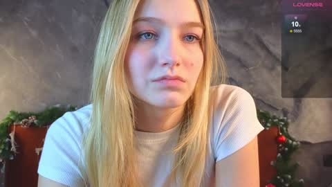 Snapshot of emilyhewell chatting on January 2025 08:56:01 PM Emi online show from January 2025 08:56:01 PM
