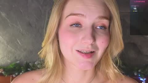Snapshot of emilyhewell chatting on January 2025 08:22:01 PM Emi online show from January 2025 08:22:01 PM