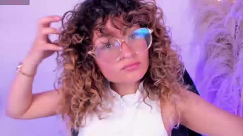 Snapshot of emilyjonesss_ chatting on June 2026 04:04:02 AM Emilyjonnes online show from June 2026 04:04:02 AM