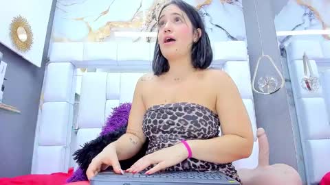 Snapshot of emilymadrid chatting on February 2025 11:01:02 AM Emily online show from February 2025 11:01:02 AM