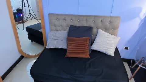 Emily Thyson online show from October 2025 12:05:01 PM