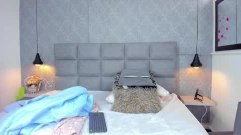 emilyy_r online show from April 2026 07:03:02 PM