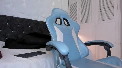 Snapshot of emma_dl2 chatting on February 2025 08:21:01 PM emma_dl2 online show from February 2025 08:21:01 PM