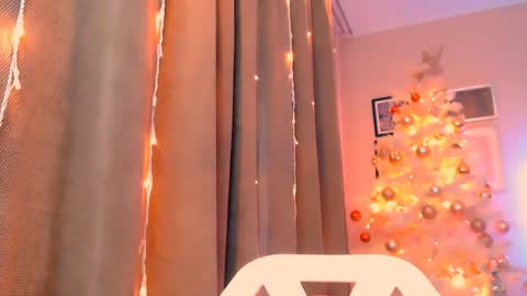 Snapshot of emma_dorn chatting on December 2024 07:51:01 PM Eva online show from December 2024 07:51:01 PM