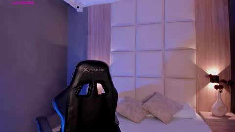 E M M A online show from December 2025 02:32:02 AM