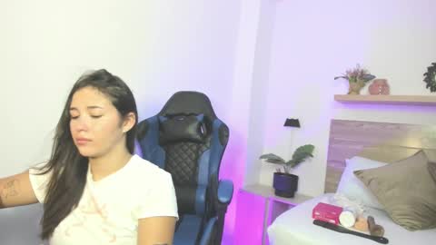 Snapshot of emma_greeyy chatting on October 2025 07:40:01 PM E M M A  online show from October 2025 07:40:01 PM