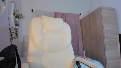 Emma online show from October 2025 06:52:01 PM