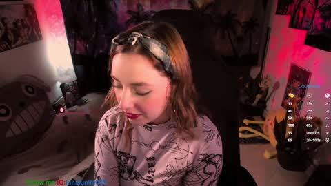 Snapshot of emma_luna059 chatting on January 2025 10:33:01 PM LUNA online show from January 2025 10:33:01 PM