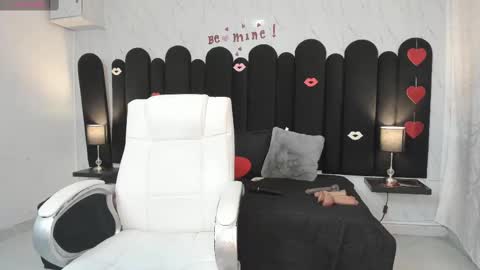Snapshot of emma_mendoza chatting on February 2025 12:09:02 PM Emma online show from February 2025 12:09:02 PM